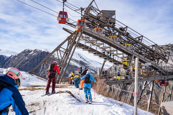Elle permettrait aux skieurs et piétons d’atteindre le sommet d’un glacier à 3530 mètres d’altitude et de supprimer un vieux téléski polluant. Mais un collectif d’habitants veut arrêter la course à l’aménagement de la haute montagne.