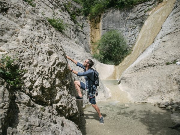 faire-de-l-escalade-au-pied-d-une-cascade-a-orpierre