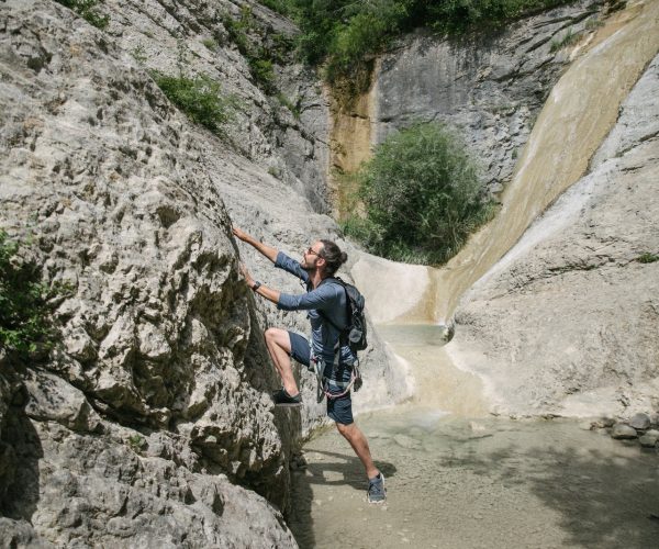 faire-de-l-escalade-au-pied-d-une-cascade-a-orpierre
