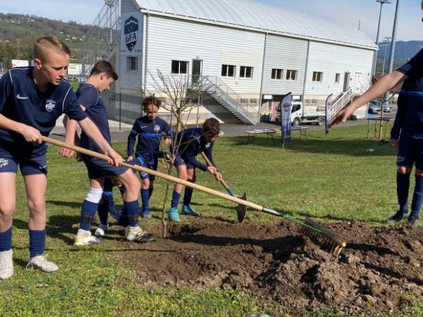le-football-aussi-veut-etre-acteur-de-la-transition-ecologique-2-619x825