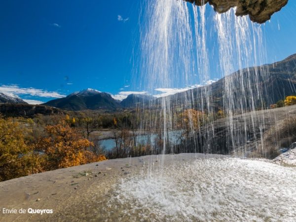 sous-la-fontaine-de-reotier-au-soleil