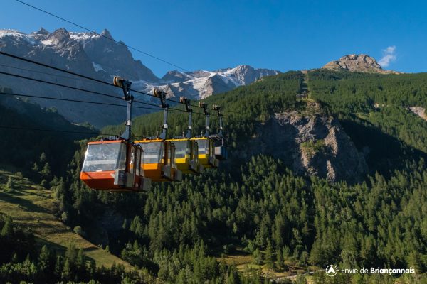 telepheriques-la-grave-cabines-colorees